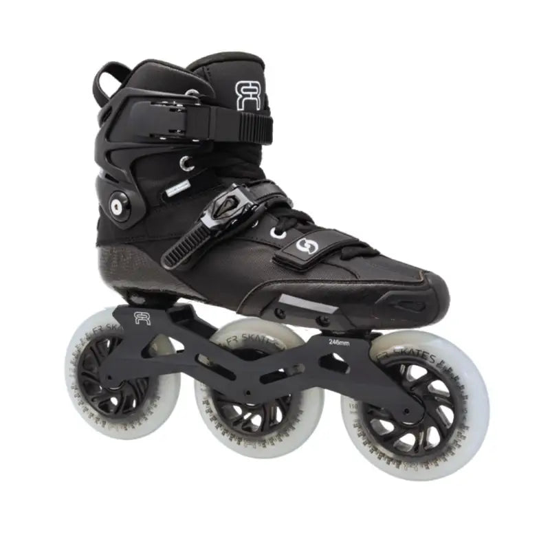El Compromiso entre Estilo y Rendimiento Los Spin 310, un sello distintivo de FR Skates, han sido meticulosamente diseñados para aquellos entusiastas del patinaje que buscan no sólo velocidad y rendimiento, sino también elegancia y confort. Parte esencial del freestyle y el freeskate urbano, estos patines son el epítome de la acción ágil y emocionante en la jungla de concreto.