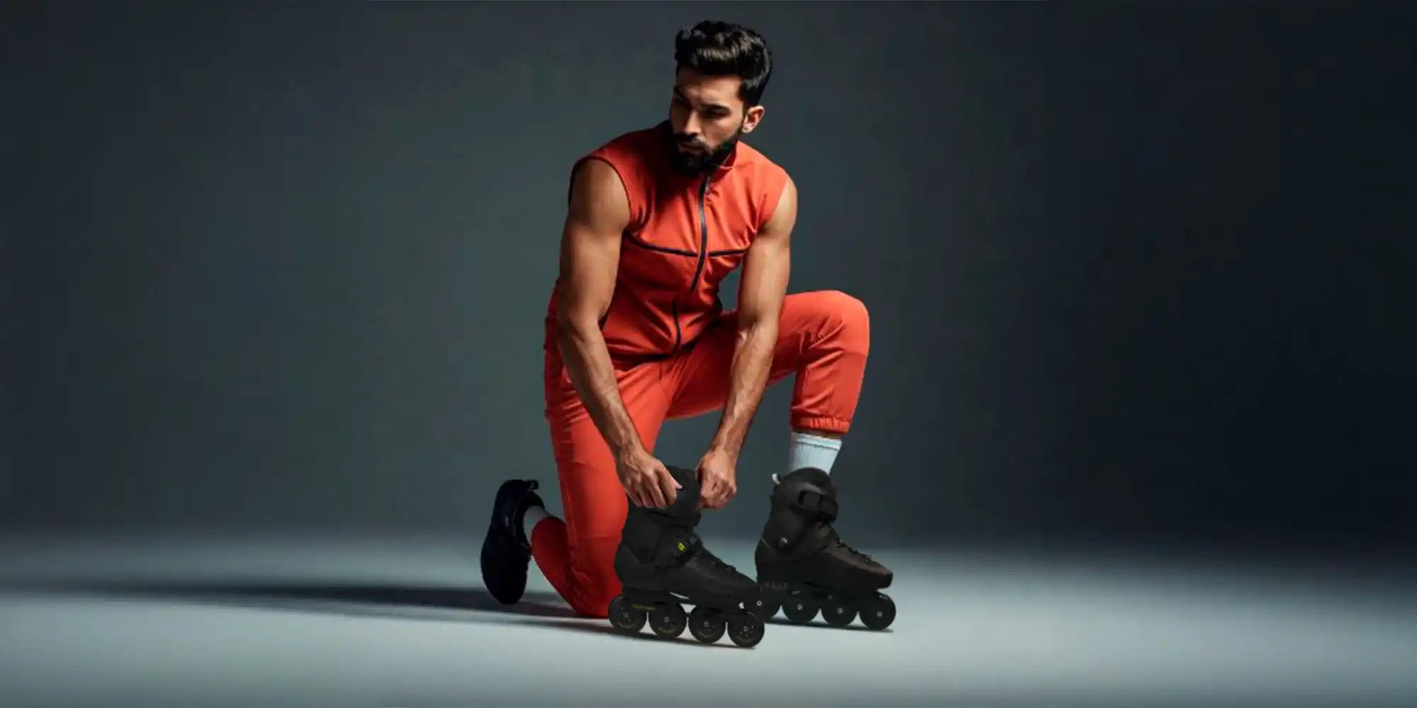 Hombre en traje naranja con patines en línea.