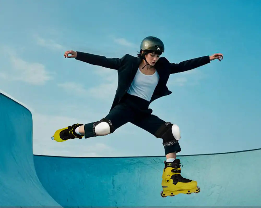Mujer patinando con ropa de negocios.
