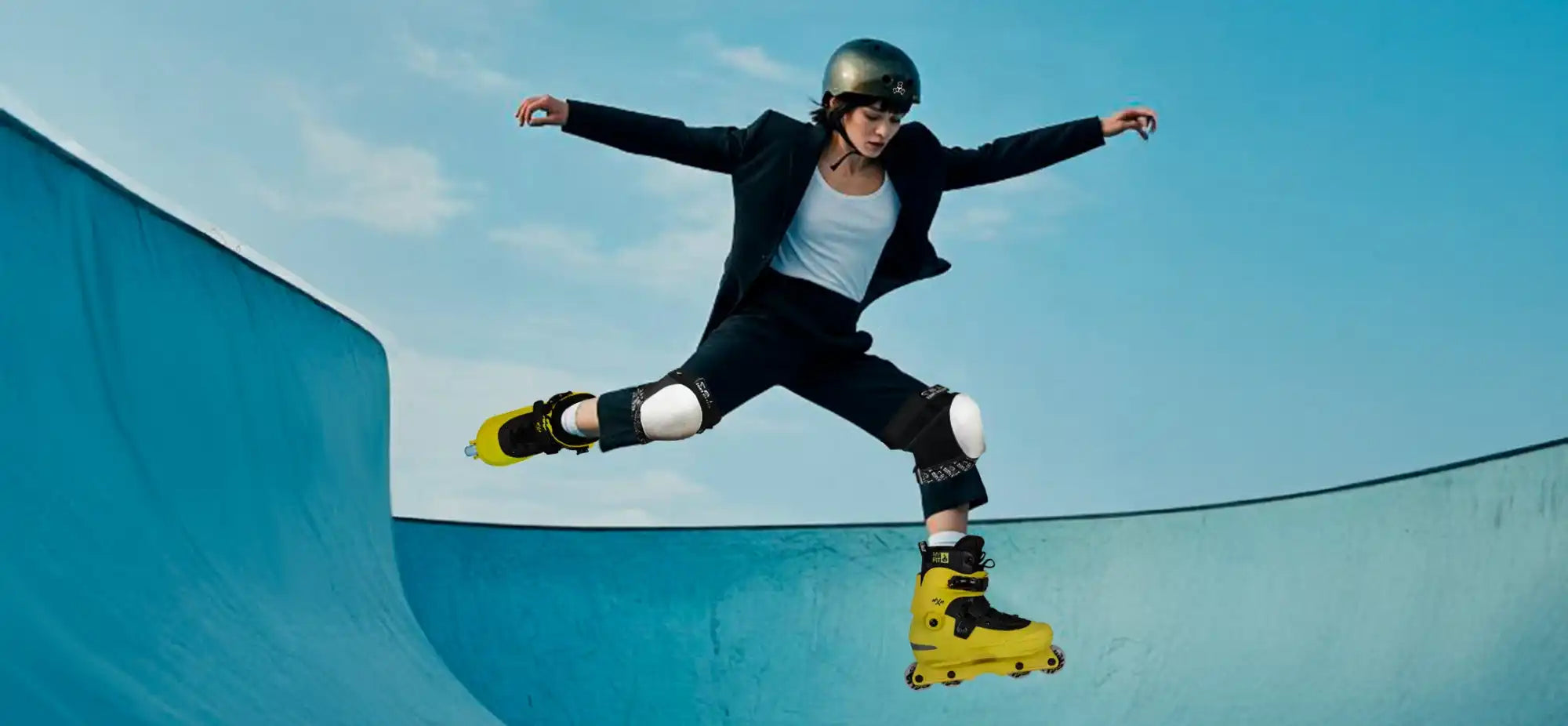 Mujer patinando sobre ruedas con traje de negocios.