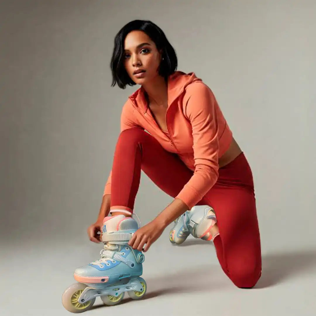 Mujer atando patines en línea.