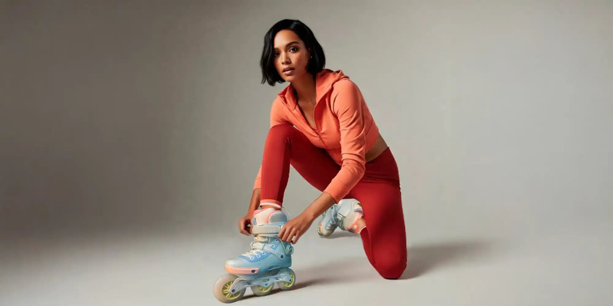 Mujer atándose un patín de ruedas.