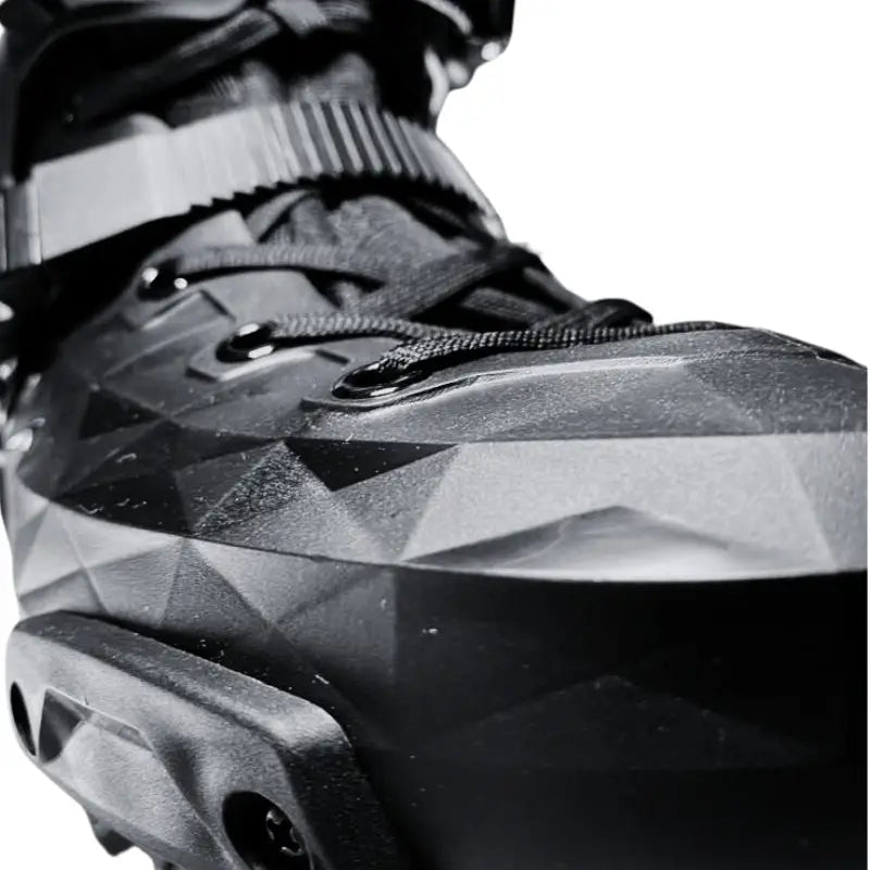 Si estás en búsqueda de patines, el modelo BZ-0120 es tu mejor opción. Equipados con un frame de 243mm para maniobrabilidad precisa, ruedas de 80mm con dureza de 85A para durabilidad y tracción, y rodamientos ABEC 9 para un desplazamiento suave y veloz, estos patines son ideales tanto para el patinaje fitness como para el freestyle. Descubre una experiencia de patinaje superior con el BZ-0120 