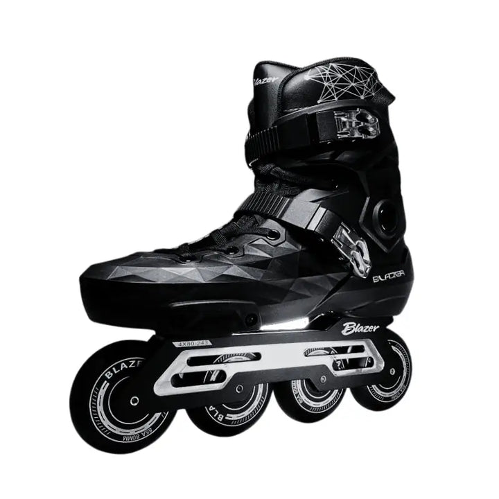 Si estás en búsqueda de patines, el modelo BZ-0120 es tu mejor opción. Equipados con un frame de 243mm para maniobrabilidad precisa, ruedas de 80mm con dureza de 85A para durabilidad y tracción, y rodamientos ABEC 9 para un desplazamiento suave y veloz, estos patines son ideales tanto para el patinaje fitness como para el freestyle. Descubre una experiencia de patinaje superior con el BZ-0120 