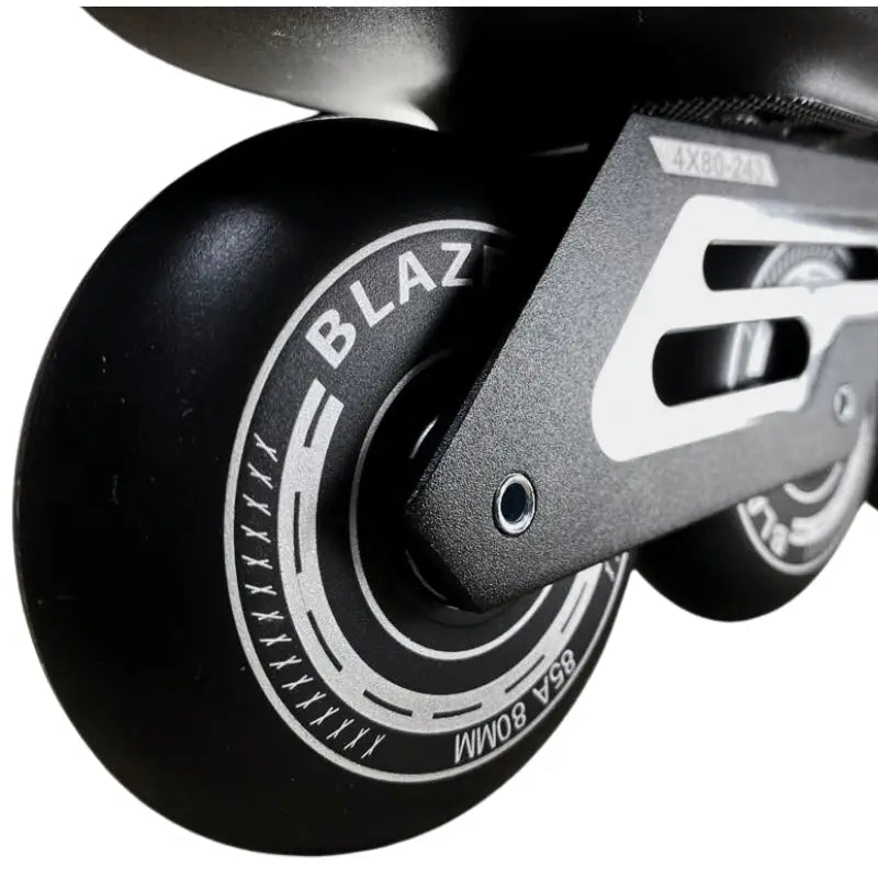 Si estás en búsqueda de patines, el modelo BZ-0120 es tu mejor opción. Equipados con un frame de 243mm para maniobrabilidad precisa, ruedas de 80mm con dureza de 85A para durabilidad y tracción, y rodamientos ABEC 9 para un desplazamiento suave y veloz, estos patines son ideales tanto para el patinaje fitness como para el freestyle. Descubre una experiencia de patinaje superior con el BZ-0120. 
