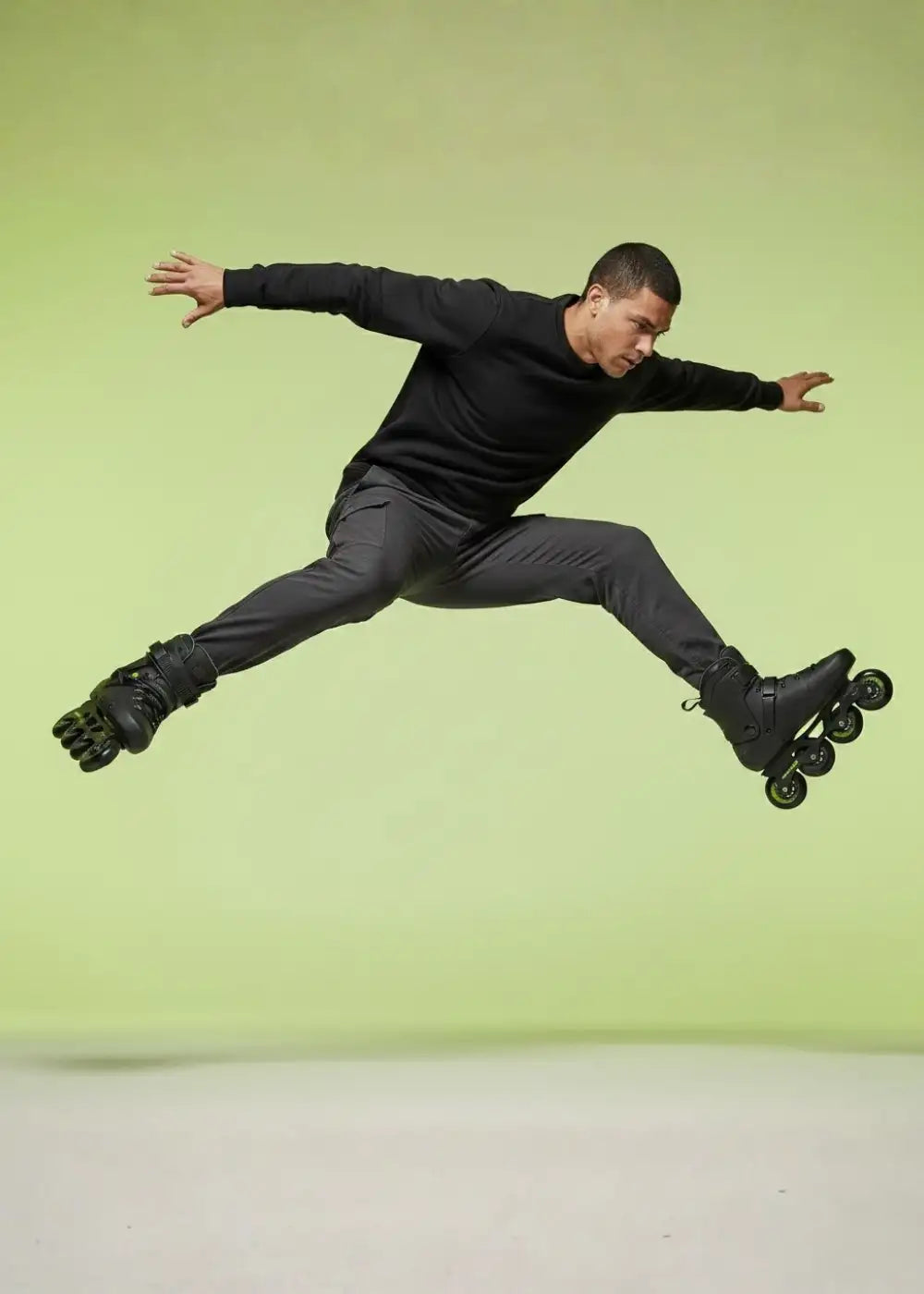 Patines en línea negros con cuatro ruedas cada uno