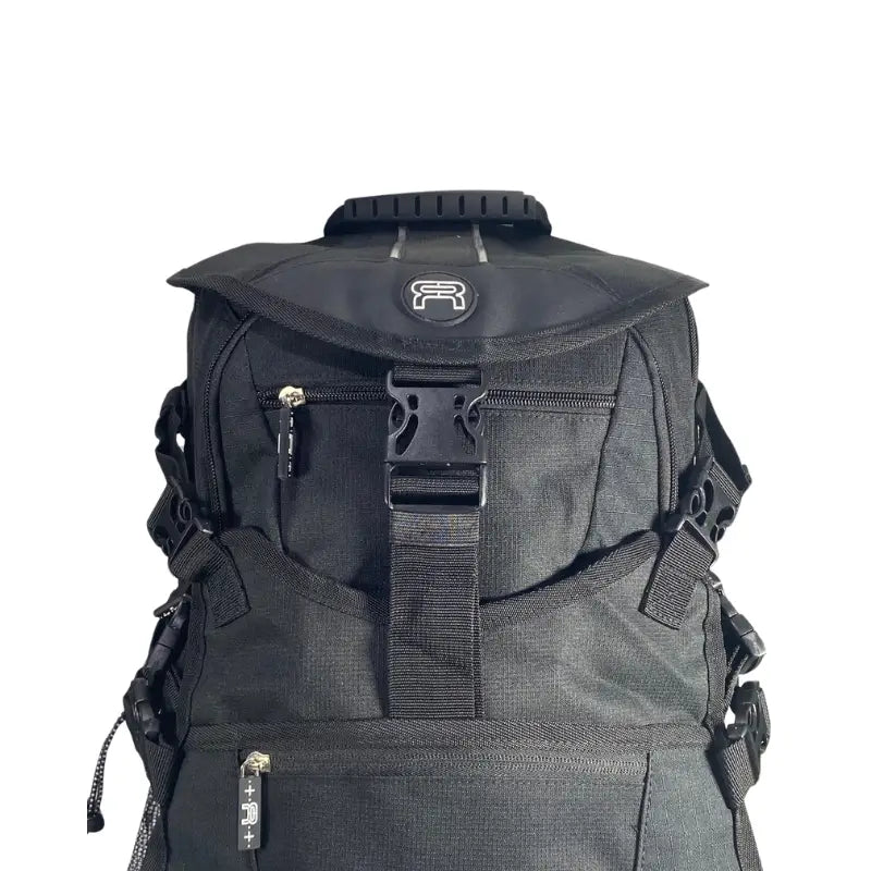 SKATE BACKPACK de la marca FR Skates se adapta a tus necesidades de transporte, ofreciendo una combinación única de estilo, funcionalidad y protección para tus patines y accesorios.